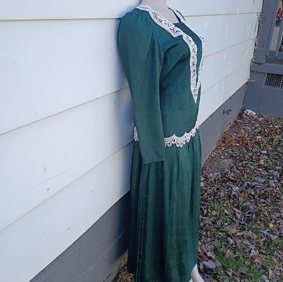 Vintage Green And White Skirt Set - Picture 3 of 6